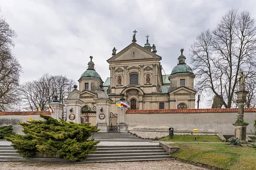 Schody do bramy i trójosiowej fasady kościoła w Studziannie.
