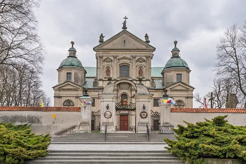 Portal wejściowy i fasada bazyliki w Studziannie.