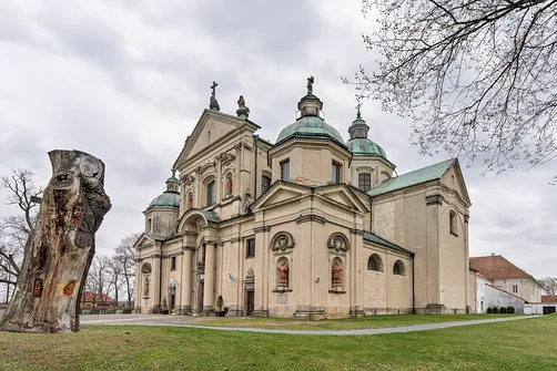 Narożna wieża z kopułą barokowego kościoła w Studziannie.