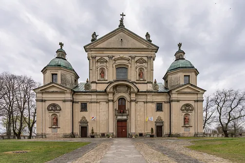 Zachodnia fasada z niszami rzeźbiarskimi bazyliki w Studziannie.