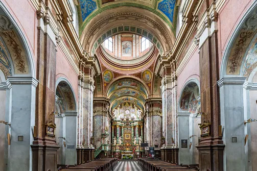 Wnętrze nawy głównej z kopułą sanktuarium w Studziannie.