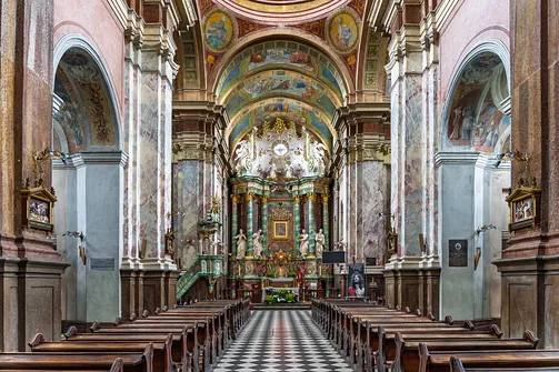 Nawa główna bazyliki św. Filipa Neri i św. Jana Chrzciciela w Studziannie z widokiem na ołtarz główny.
