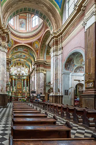 Wnętrze świątyni w Studziannie widziane z nawy bocznej ku prezbiterium.