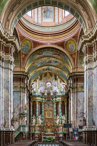 Barokowy ołtarz główny pod sklepieniem sanktuarium w Studziannie.