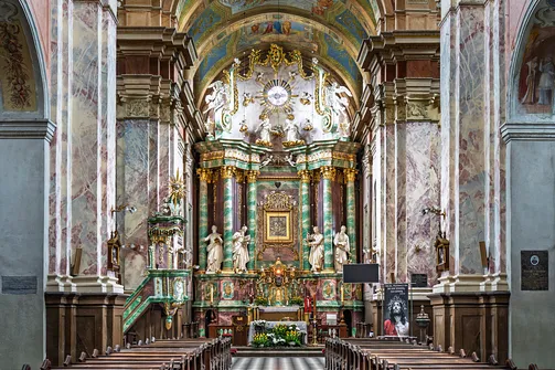 Architektura prezbiterium kościoła w Studziannie z ołtarzem i amboną.