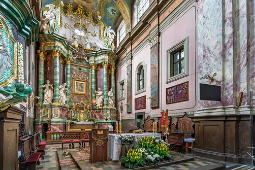 Ołtarz główny i stalle w prezbiterium bazyliki w Studziannie.