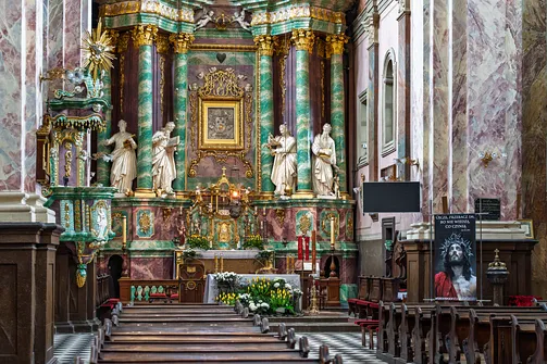 Widok z nawy na ołtarz główny sanktuarium Świętej Rodziny w Studziannie.