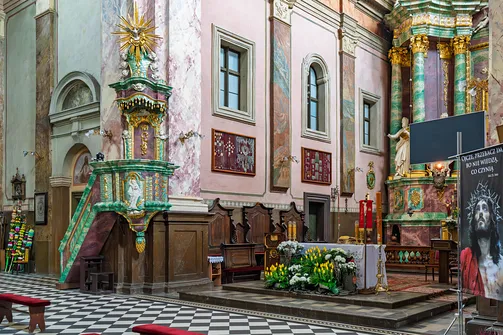 Ambona oraz ołtarz w prezbiterium kościoła w Studziannie.