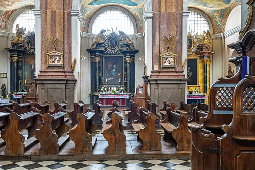 Nawowy ołtarz boczny i ławki w kościele św. Filipa Neri i św. Jana Chrzciciela w Studziannie.