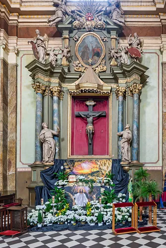 Barokowy ołtarz z krucyfiksem w kościele w Studziannie.