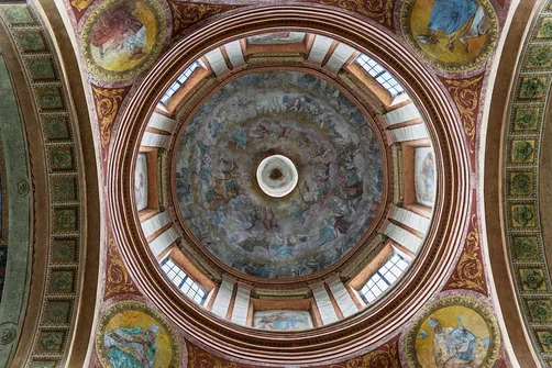 Iluzjonistyczne polichromie we wnętrzu kopuły w Studziannie.