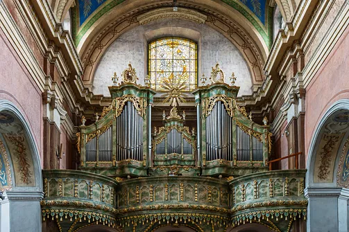 Złocony prospekt organowy w bazylice w Studziannie.