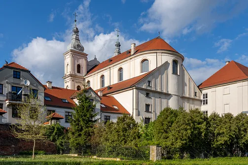 Widok od prezbiterium na bryłę piotrkowskiej świątyni św. Franciszka Ksawerego.