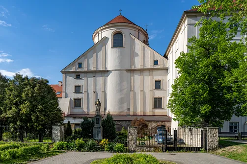 Półkolista absyda kościoła św. Franciszka Ksawerego w Piotrkowie Trybunalskim.