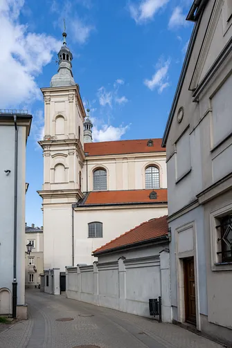 Boczna elewacja nawy piotrkowskiej świątyni św. Franciszka Ksawerego .