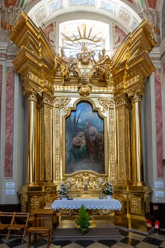 Złocony ołtarz z obrazem Świętej Rodziny w sanktuarium MB Trybunalskiej.