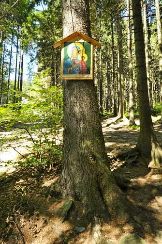 Biskupia Kopa. Obraz Matki Boskiej z Dzieciątkiem upamiętniający według legend śmierć drwali przygniecionych drzewem