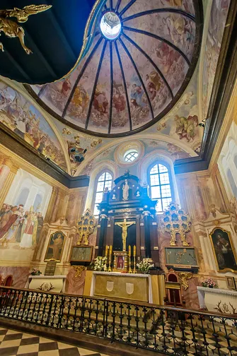Łysa Góra, klasztor na Świętym Krzyżu. Kaplica Oleśnickich z relikwiami Krzyża Świętego