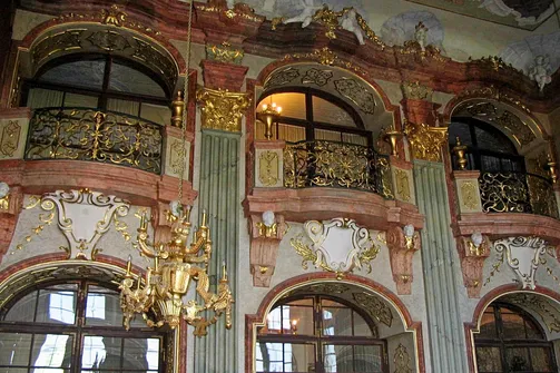 Książ. Sala Maksymiliana z barokowym wystrojem zachowała się w niezmienionej formie